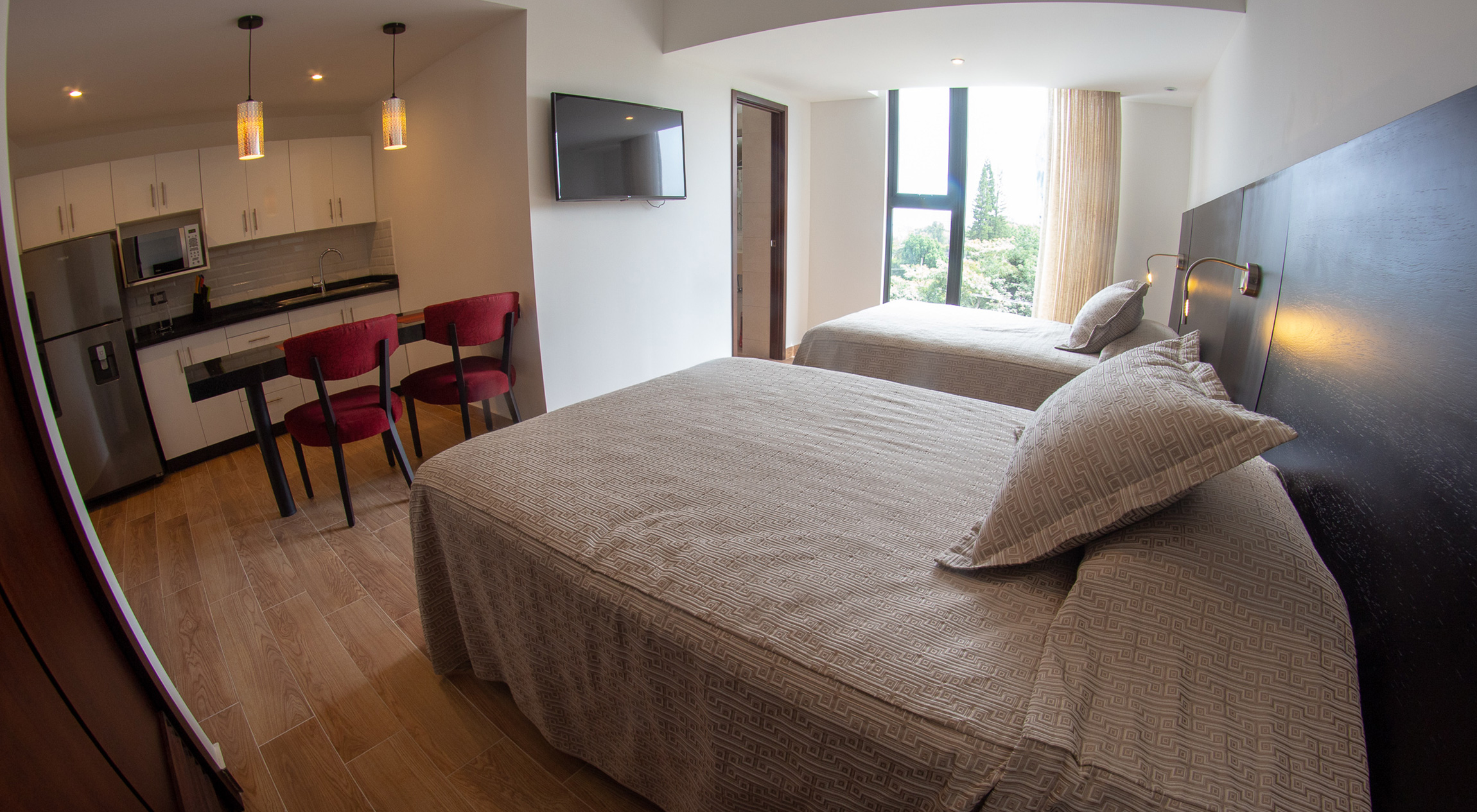 Suite doble con dos camas queen y desayunador
