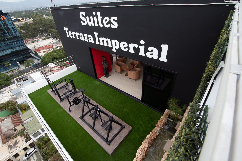 Terraza de Suites Terraza Imperial con el letrero del hotel
