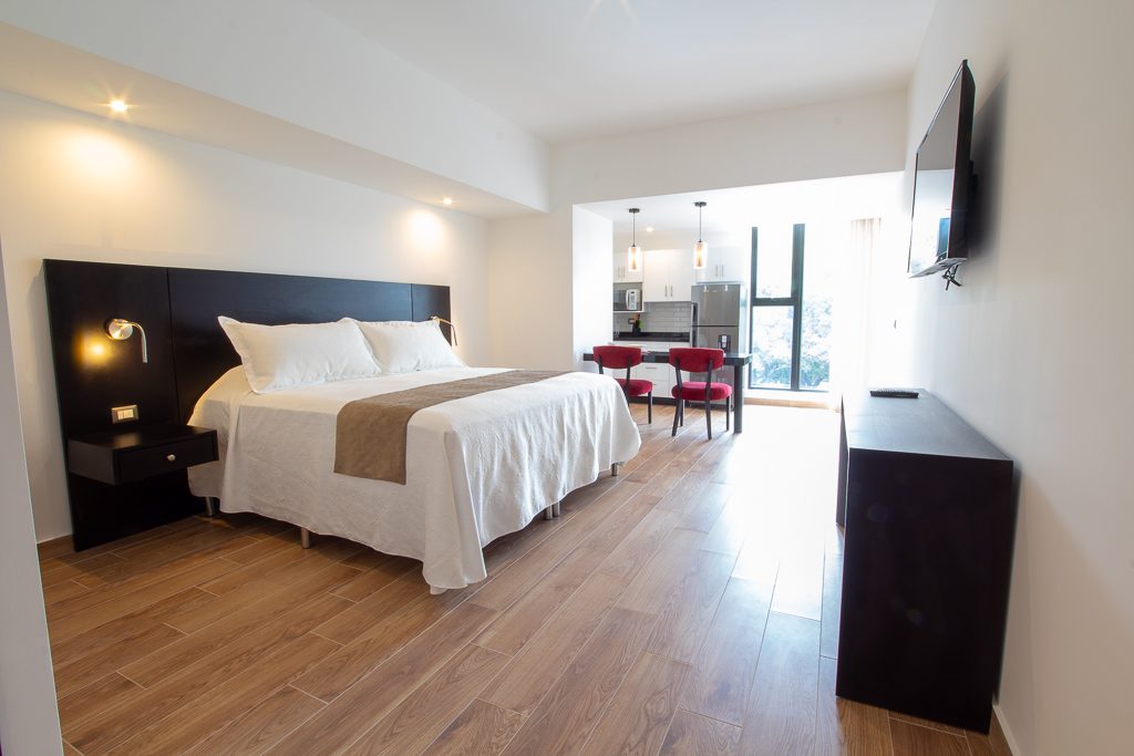 Dormitorio de suite con cama king